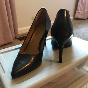 Classic black pumps by 14th & Union! SIZE 4.5 (fits a small 5) worn 1-2 times!